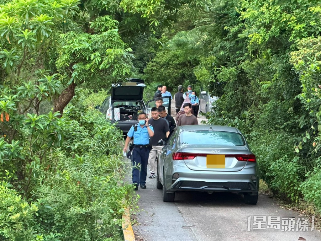 大批警員在場調查。 大批警員在場調查。