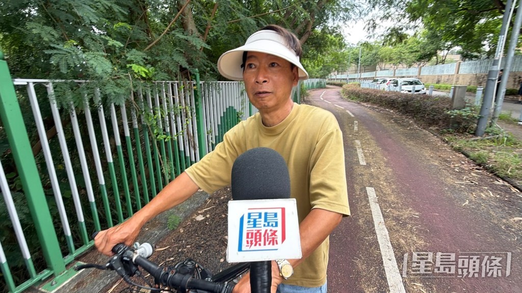 何先生說夜晚狗隻出沒令他卻步。梁國峰攝 何先生說夜晚狗隻出沒令他卻步。梁國峰攝