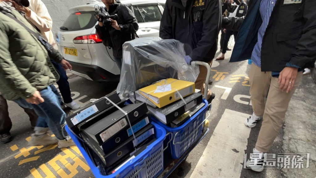 警方檢獲大批文件。