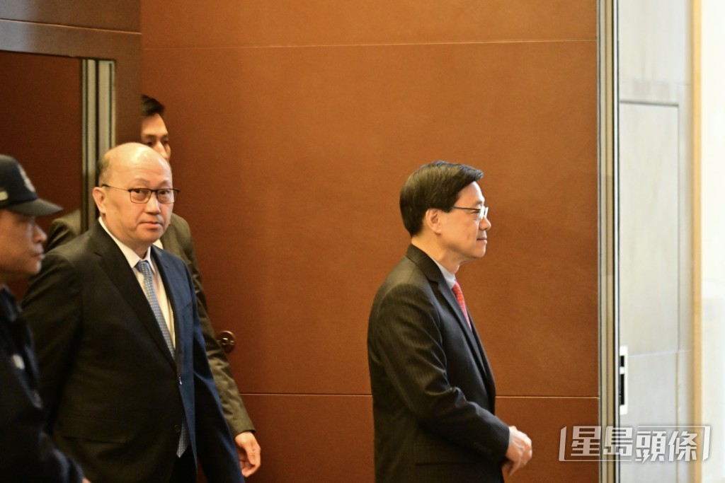 左起︰中联办主任郑雁雄、行政长官李家超。陈极彰摄