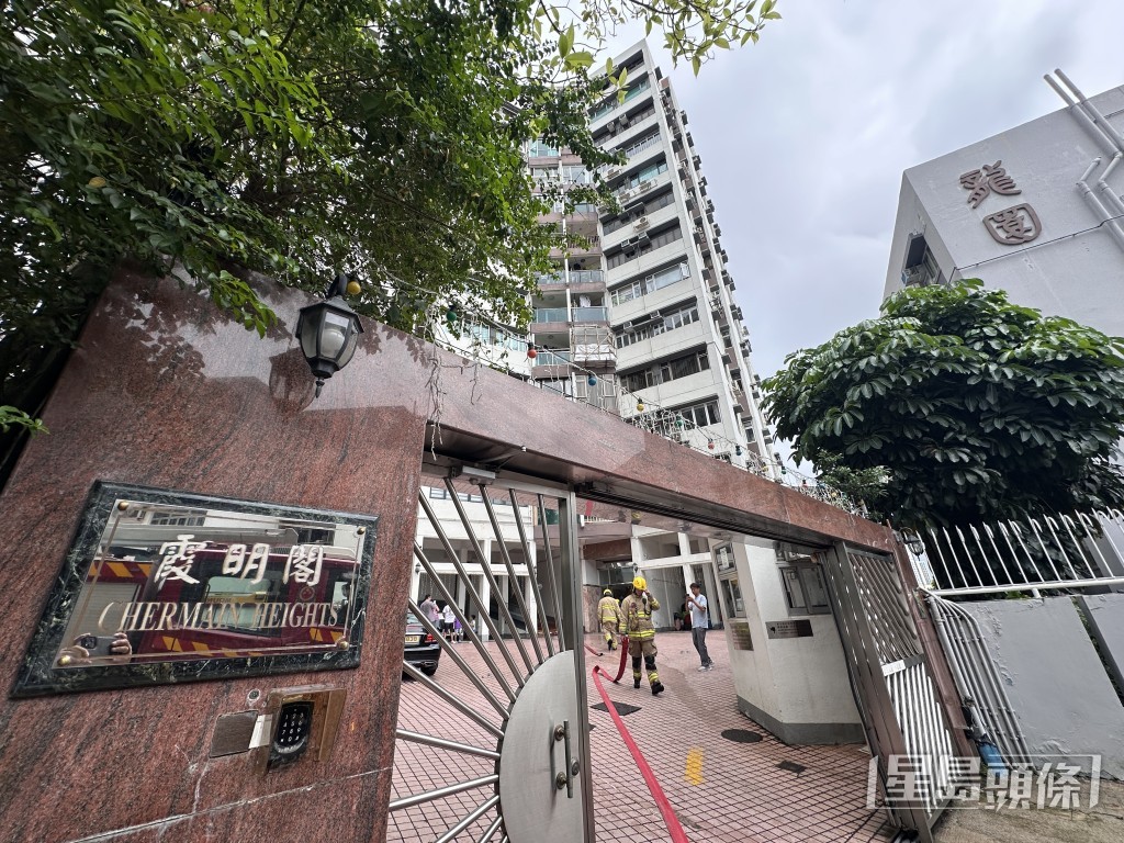 霞明閣有單位冒濃煙。梁國峰攝