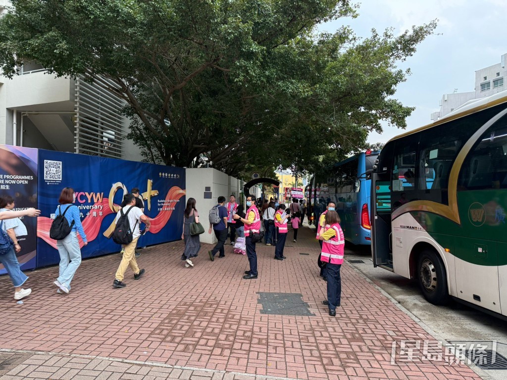 港鐵安排免費接駁巴士來往九龍塘至大圍站,現場有職員指引及協助乘客。 港鐵安排免費接駁巴士來往九龍塘至大圍站,現場有職員指引及協助乘客。