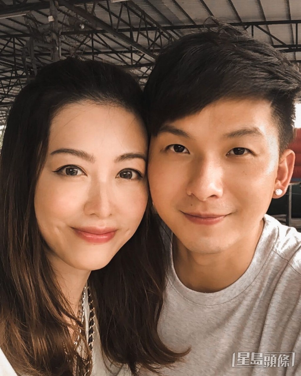 周吉佩當年在朋友聚會上認識黃彥欣。