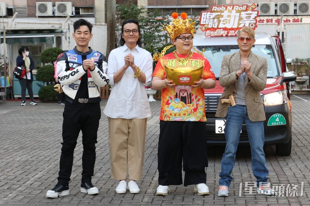 戲中飾演的士司機的林家棟,駕駛的士載住飾演悍匪郭富城、任賢齊及打扮成財神爺的符家浚到場。 戲中飾演的士司機的林家棟,駕駛的士載住飾演悍匪郭富城、任賢齊及打扮成財神爺的符家浚到場。