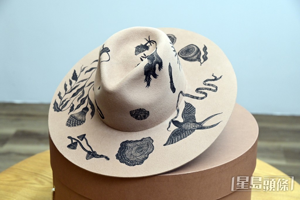 好友岱羚為王雙駿親自打造的「tree of life」 tattoo hat。