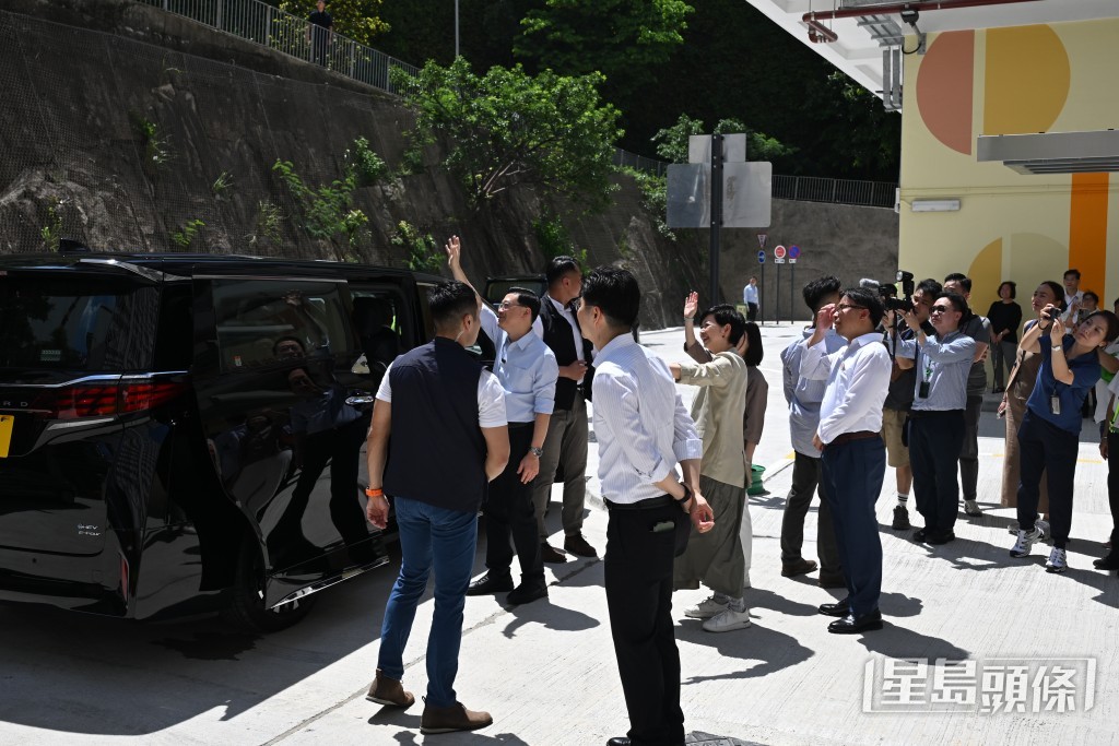 李家超離開彩興路簡約公屋。 李家超離開彩興路簡約公屋。