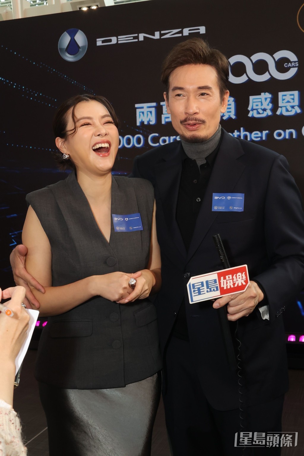 陳豪隨即體貼地攬實太太，巧妙為她遮擋手臂。