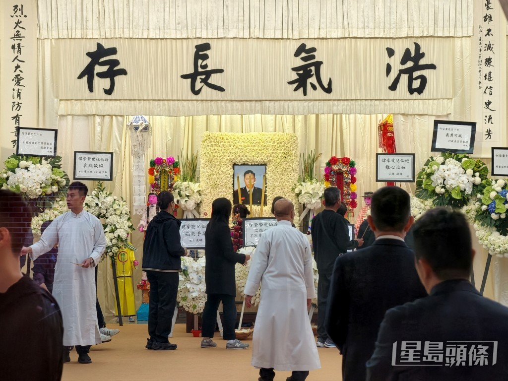 靈堂內，中央擺放了何偉豪的遺照及「浩氣長存」四個大字。