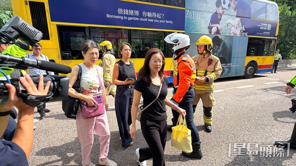 沒有受傷的乘客轉乘另一巴士離開。梁國峰攝 沒有受傷的乘客轉乘另一巴士離開。梁國峰攝