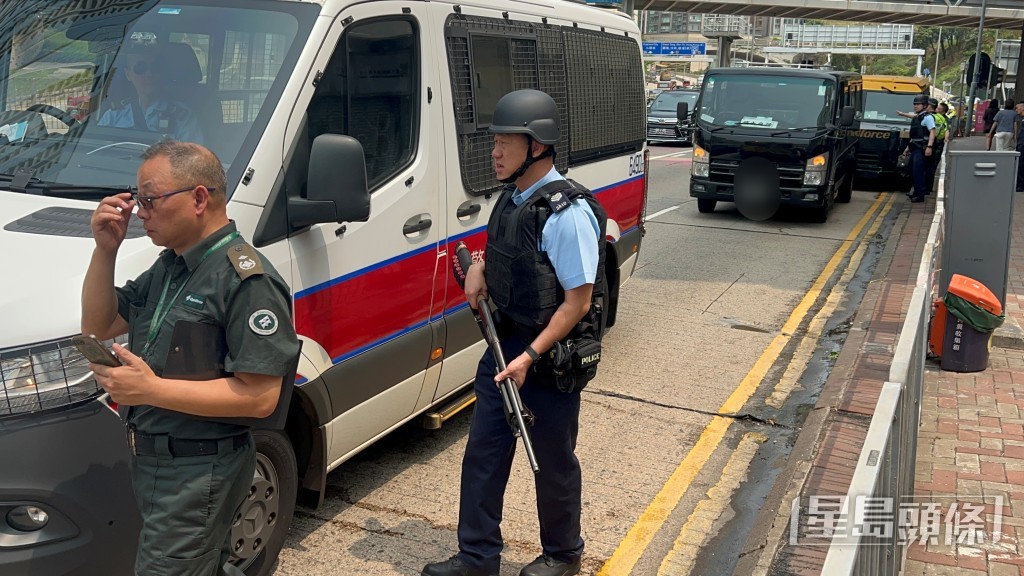警員荷槍實彈戒備。