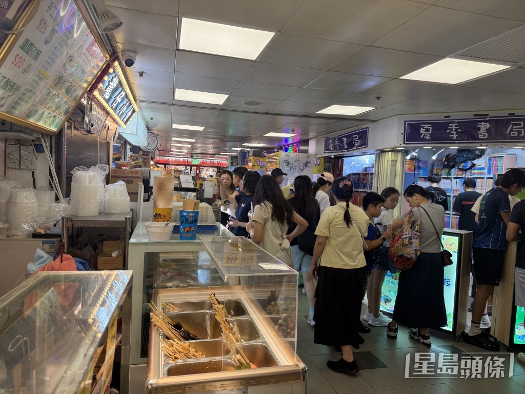  3樓美食街人頭湧湧。