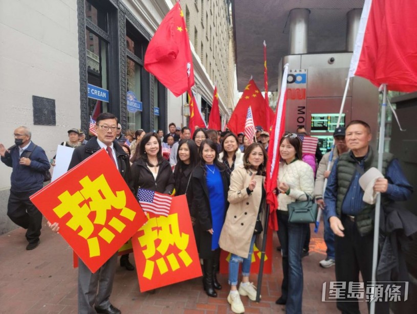 国家主席习近平国下塌的酒店前，数千名华侨夹道欢迎。苏婕雅摄