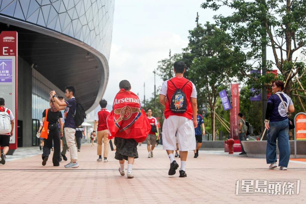 不少阿仙奴球迷一早已到達啟德主場館。