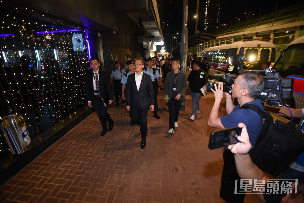 警務處處長蕭澤頤更親自到場督師。黃文威攝