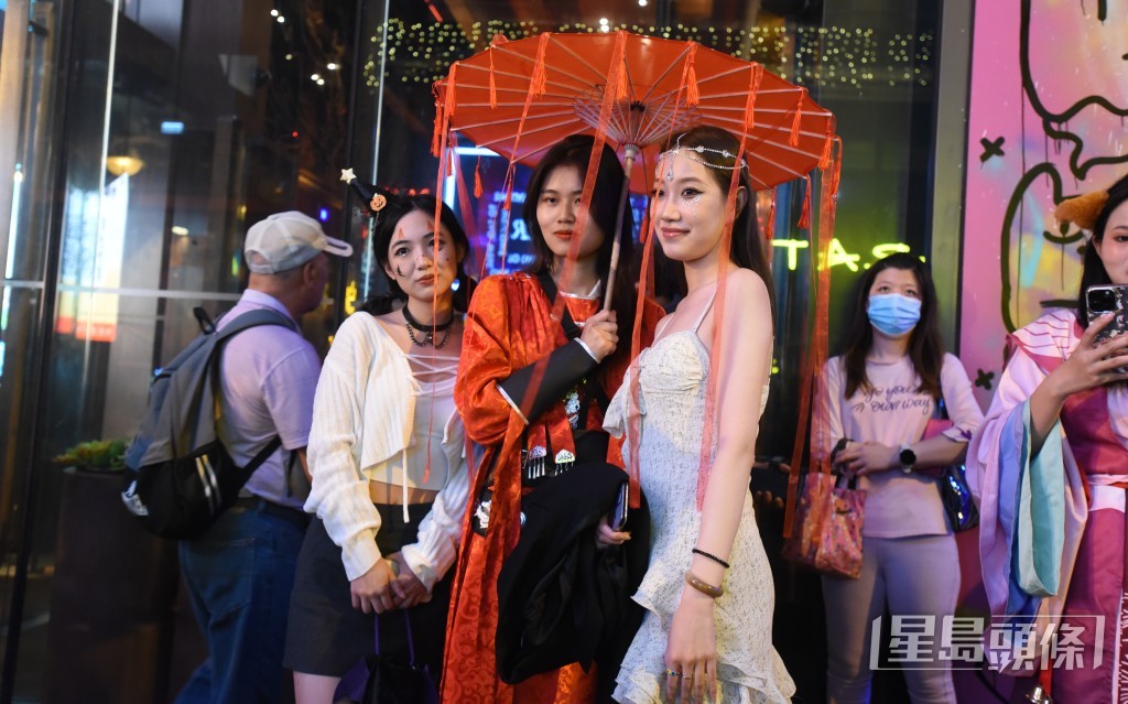 萬聖節.不少女士都盛裝打扮到蘭桂坊。黃文威攝 萬聖節.不少女士都盛裝打扮到蘭桂坊。黃文威攝