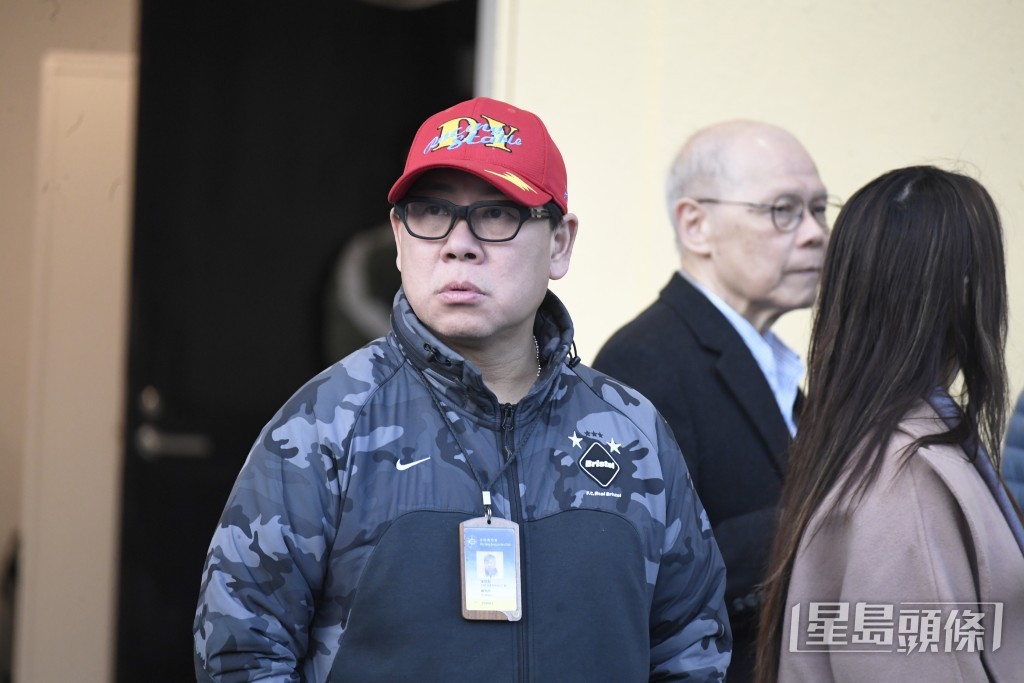 「亨驥」今朝操練後葉楚航到機坪接馬。