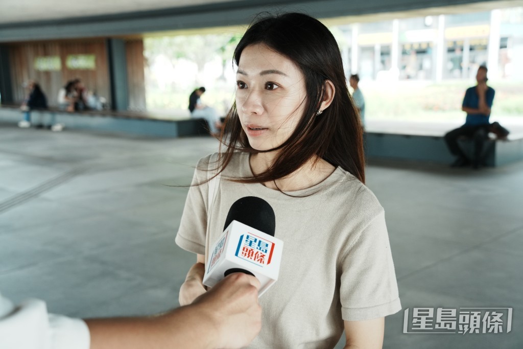 張小姐表示,若遇到未有牽繩或看似具攻擊性的大型犬隻,她會第一時間抱起愛犬,甚或「企上前面用肉身擋住」。 張小姐表示,若遇到未有牽繩或看似具攻擊性的大型犬隻,她會第一時間抱起愛犬,甚或「企上前面用肉身擋住」。
