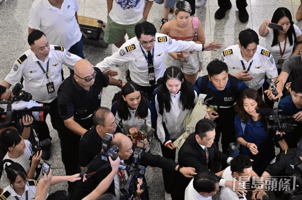 巴黎奧運凱旋回港的江旻憓被大批傳媒簇擁。陳極彰攝