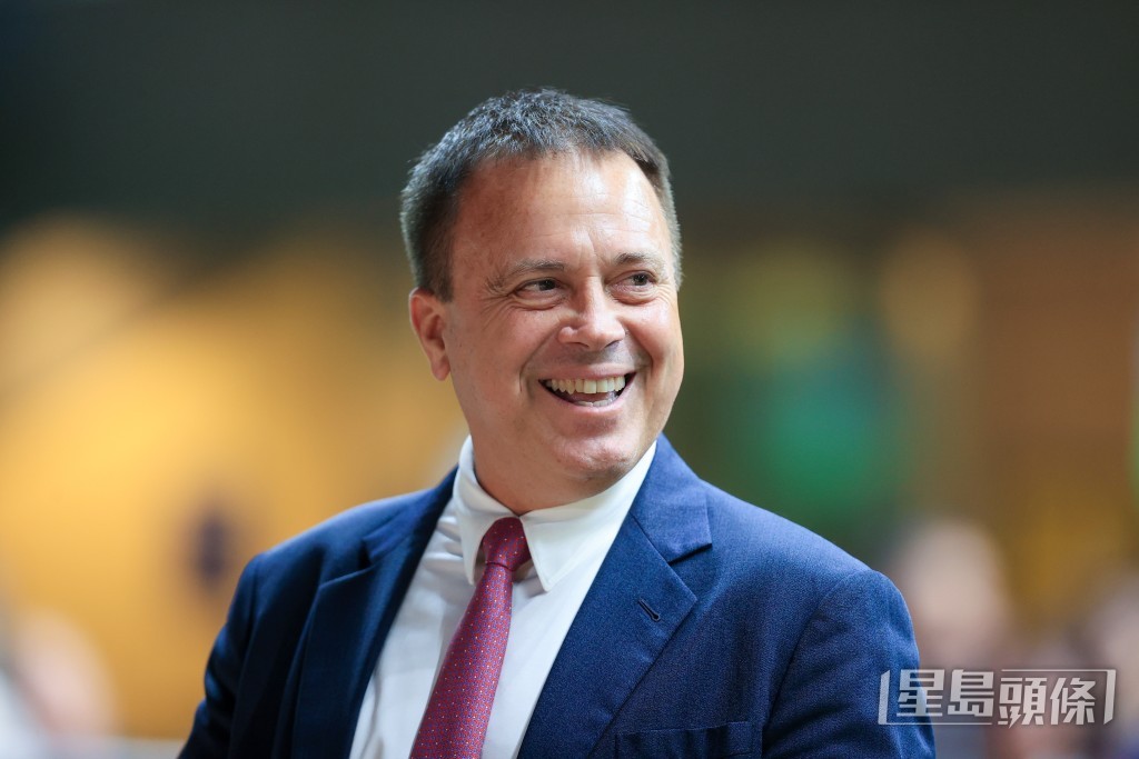 方嘉柏目前在香港练马师榜上暂居次席。 方嘉柏目前在香港练马师榜上暂居次席。