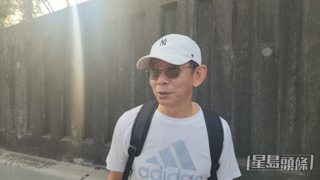 小巴司機吳先生指,他嘗試用車上火筒救火,惟火勢太猛烈,「噴晒都救唔熄」。 黎志偉攝 小巴司機吳先生指,他嘗試用車上火筒救火,惟火勢太猛烈,「噴晒都救唔熄」。 黎志偉攝