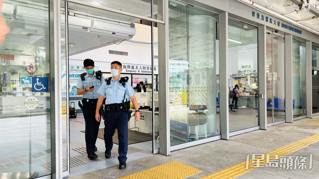 警員到醫院了解事件。蔡楚輝攝 警員到醫院了解事件。蔡楚輝攝