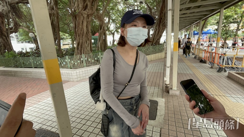 唐小姐看見家園面目全非，忍不住落淚。楊偉亨攝