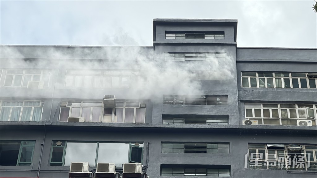 儲存倉冒出大量濃煙。