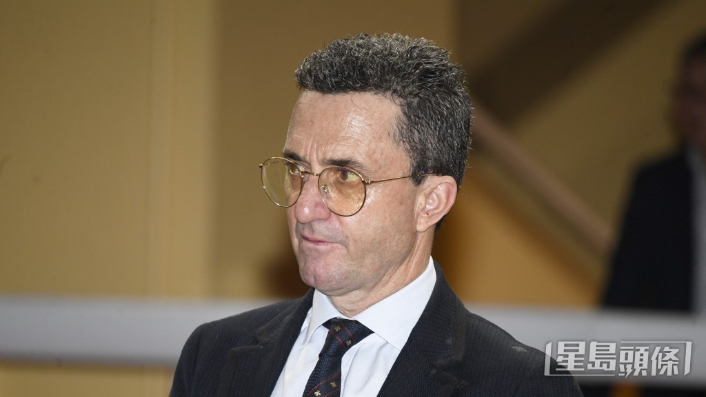 今朝韋達護送「金鑽精靈」去到隧道口，比起其他馬都重視。