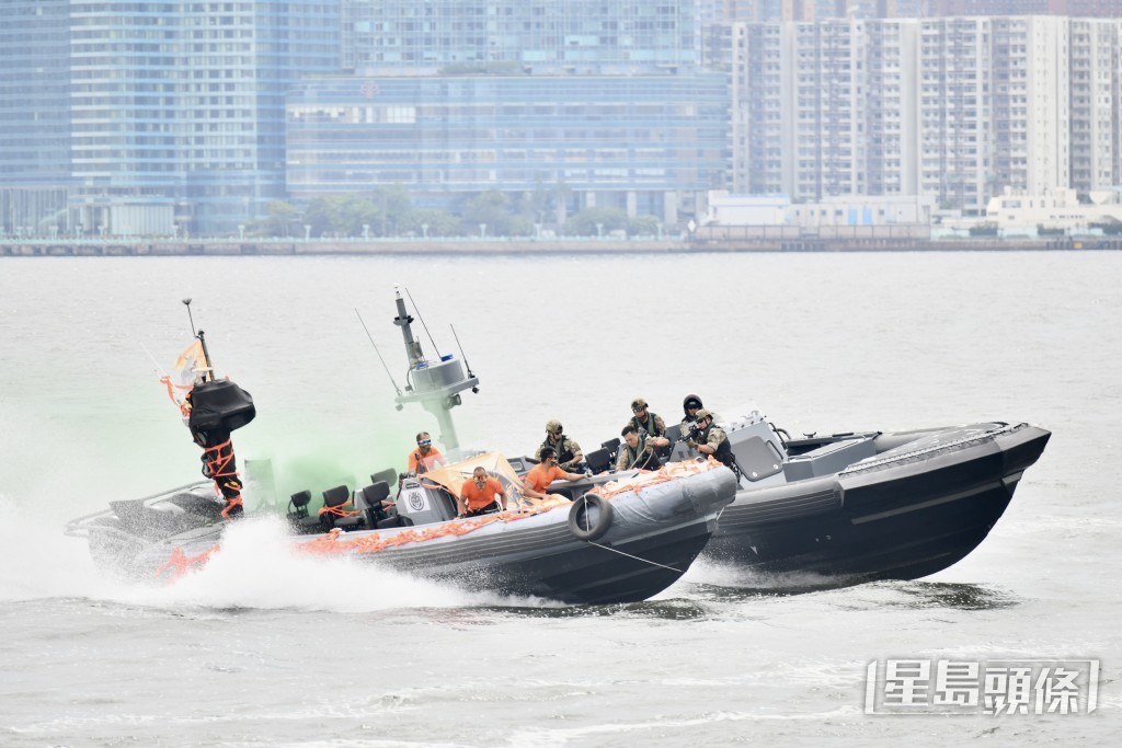 演習中人員海陸空三方出動。 演習中人員海陸空三方出動。
