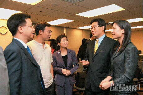 張國鈞(左二)讚揚蘇錦樑(右二)熱心社會工作,對經濟發展有貢獻。資料圖片 張國鈞(左二)讚揚蘇錦樑(右二)熱心社會工作,對經濟發展有貢獻。資料圖片