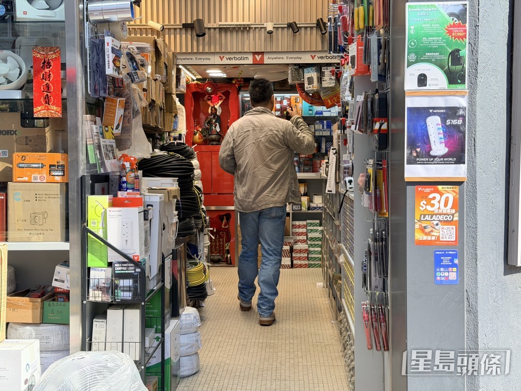 探員到工廈地下五金舖翻查閉路電視。 探員到工廈地下五金舖翻查閉路電視。