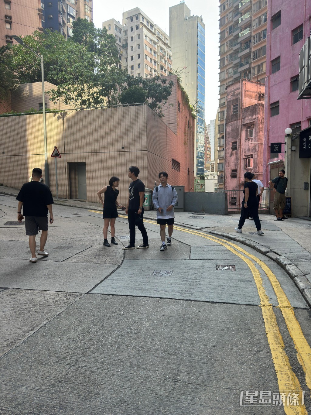上周六,有粉絲見到澤演跟一男一女現身半山區 上周六,有粉絲見到澤演跟一男一女現身半山區