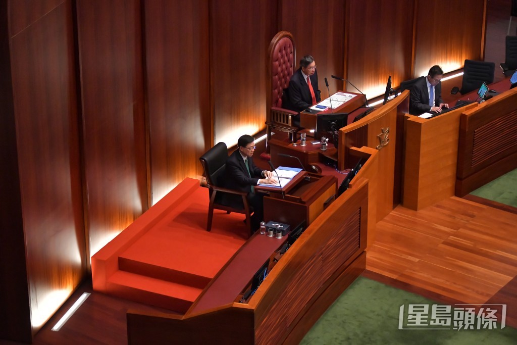 今年會議廳安排李家超坐下發言，是回歸以來首位坐著發表《施政報告》的特首。（陳極彰攝）