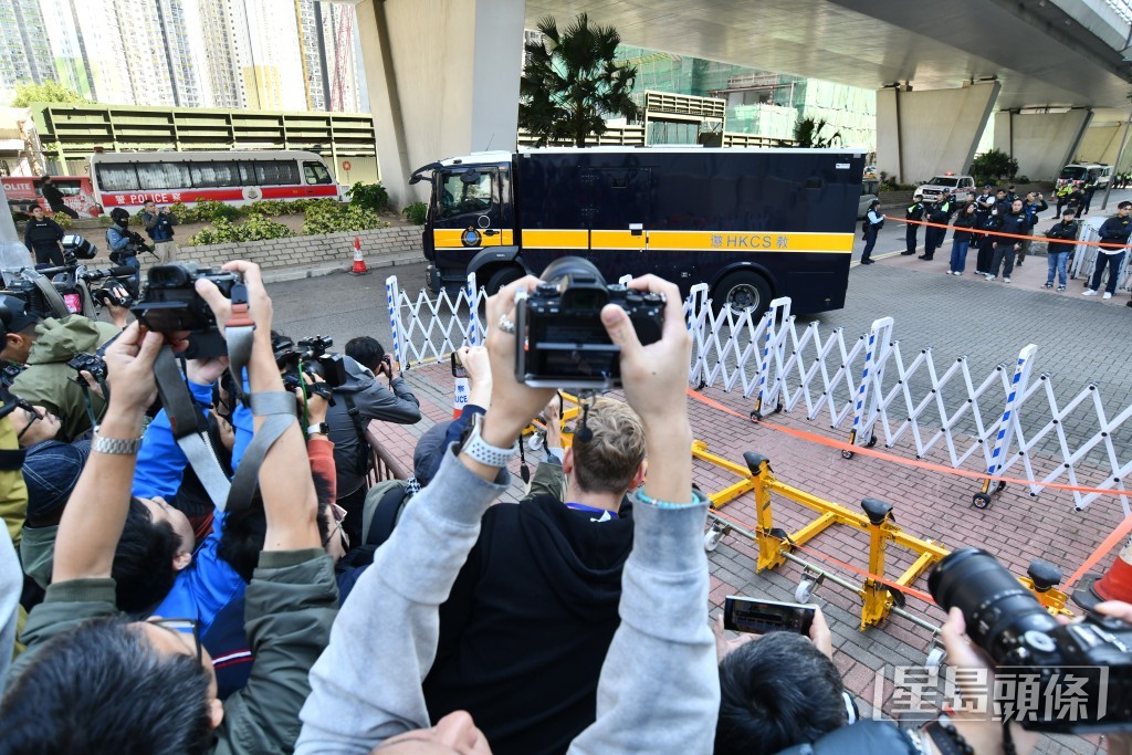 黎智英由囚車押送離開。 黎智英由囚車押送離開。