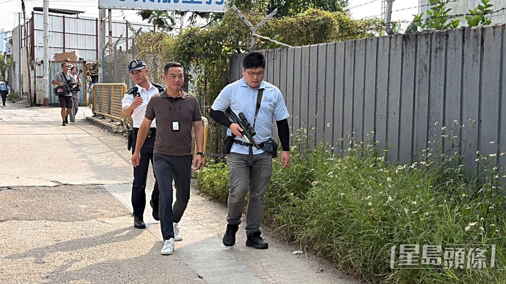 漁護署人員手持麻醉槍。梁國峰攝 漁護署人員手持麻醉槍。梁國峰攝