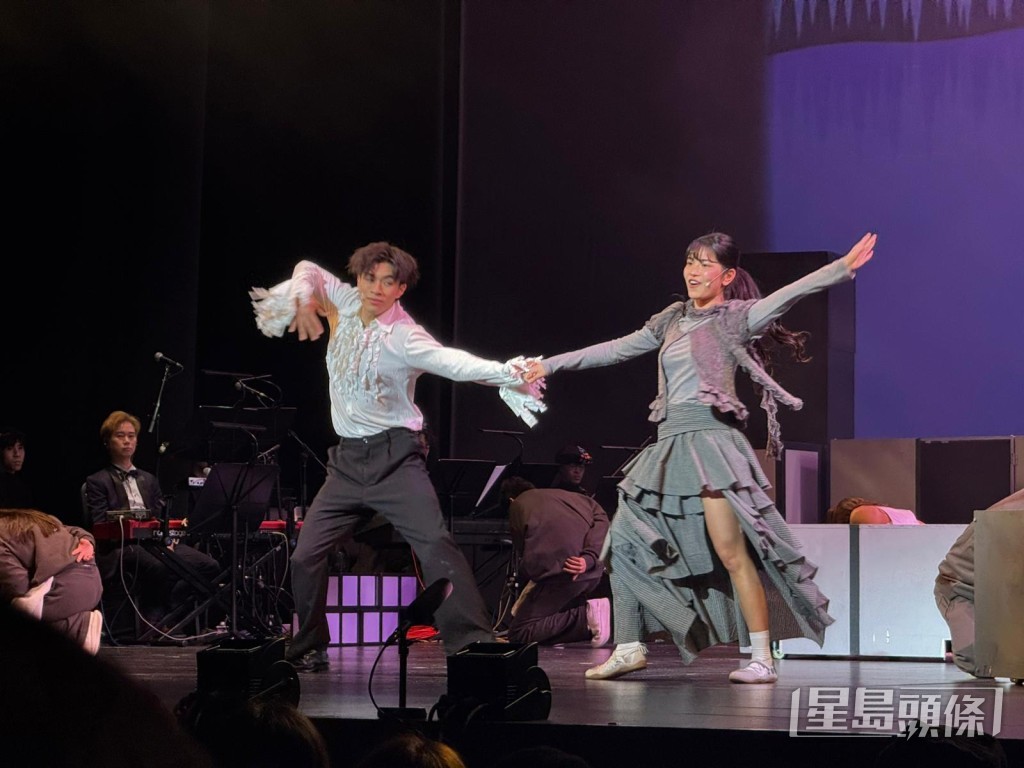 SoChing雖然是客串演出,但與Kakit跳唱時默契十足。 SoChing雖然是客串演出,但與Kakit跳唱時默契十足。
