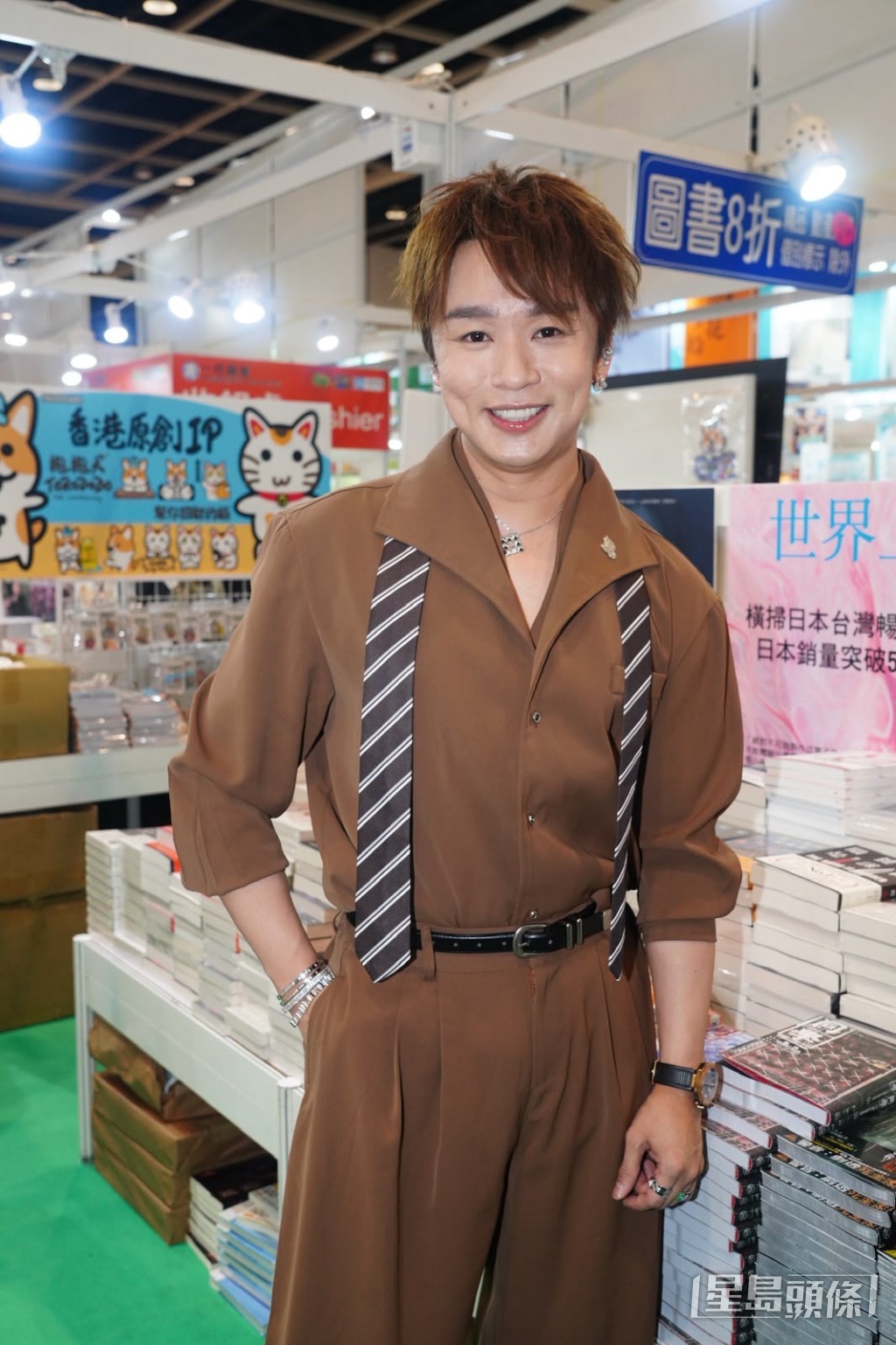 王鄭浚仁主動提出留低為限量100位粉絲以外的歌迷簽書。 王鄭浚仁主動提出留低為限量100位粉絲以外的歌迷簽書。