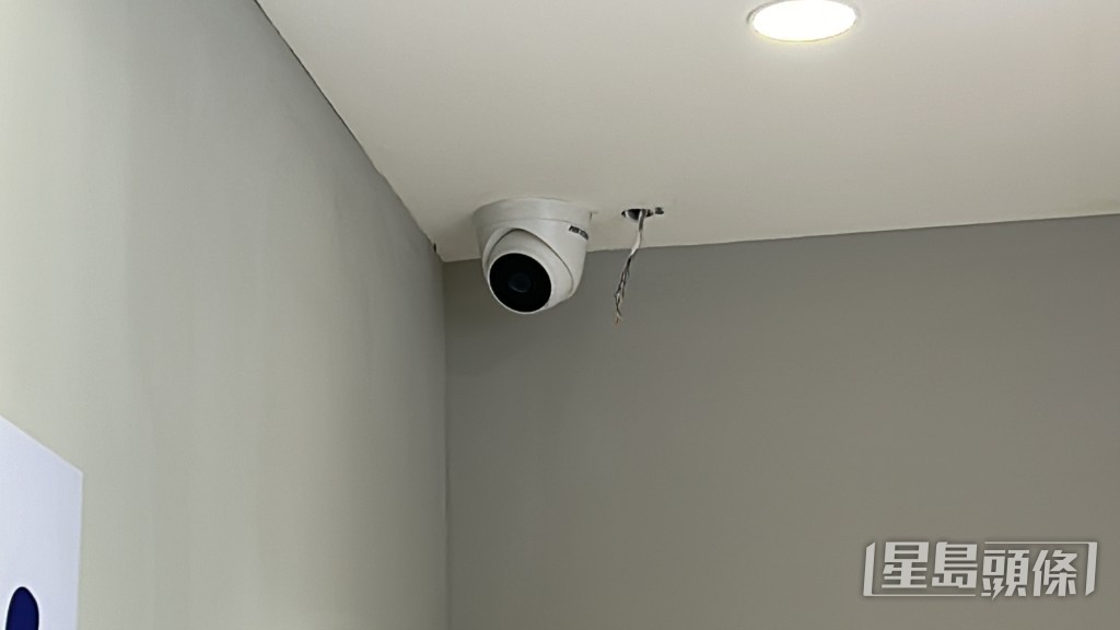 閉路電視鏡頭的接駁電線被剪爛。