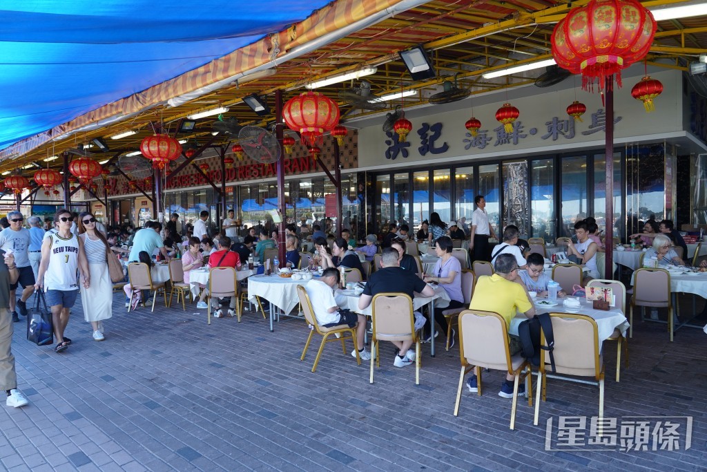 不少市民及遊客選擇到西貢郊遊，海傍一帶多家餐廳坐無虛席。