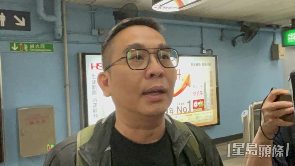 劉先生憶述,列車滯停隧道期間,有長者被迫用膠袋在車廂內解手。 劉先生憶述,列車滯停隧道期間,有長者被迫用膠袋在車廂內解手。