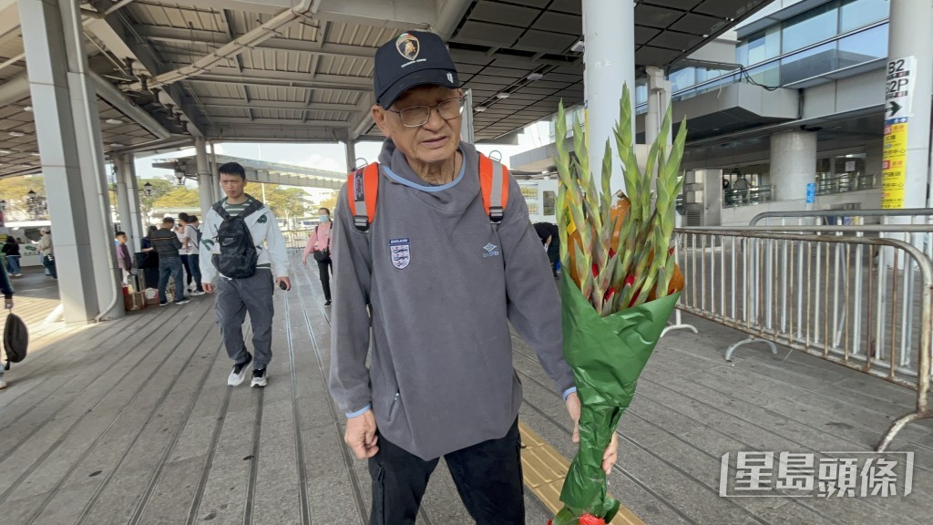 梁先生指內地過年氣氛濃厚。