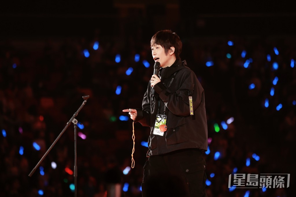 阿信在台上深情說話。 阿信在台上深情說話。