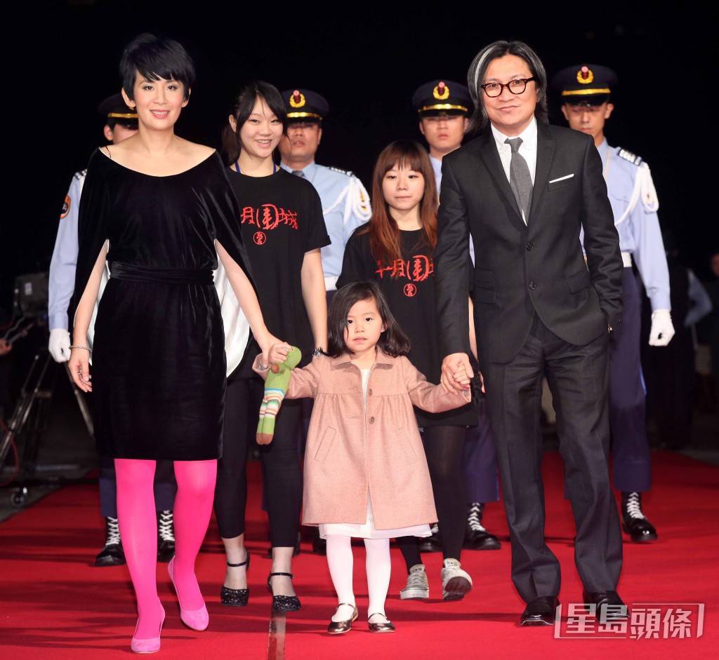 吴君如女儿陈是知童年时，已经常跟父母出席红毡。