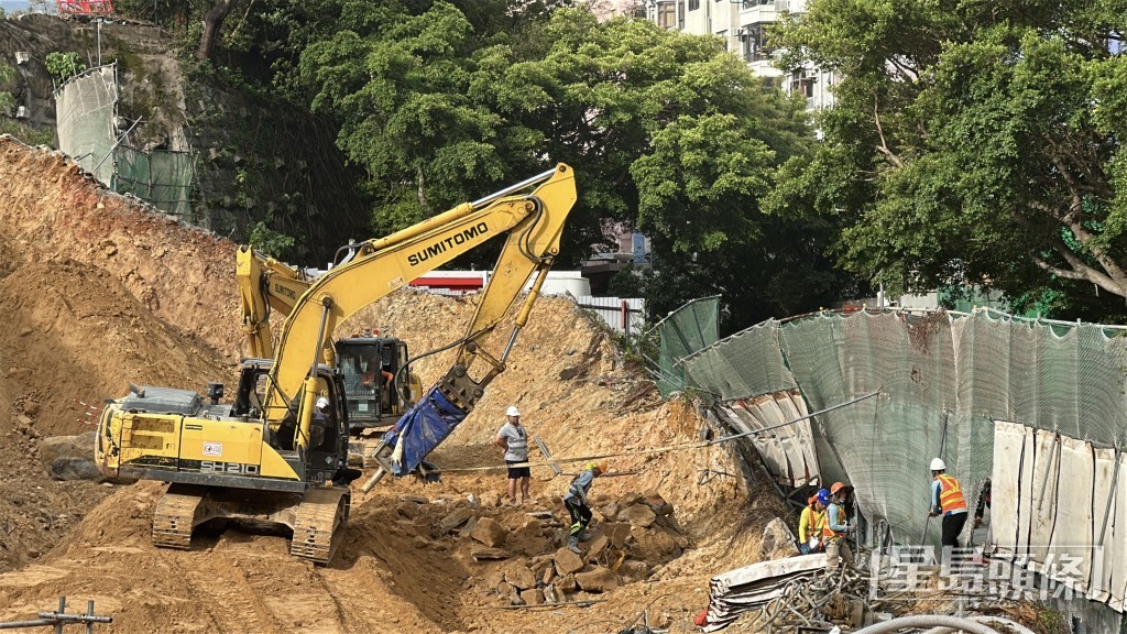 地盤鐵枝棚架意外伸出馬路，撞爛城巴玻璃窗。劉漢權攝