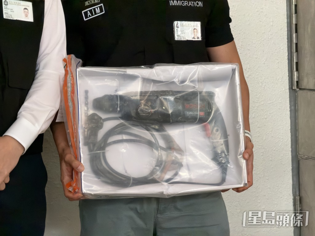 行動中檢獲裝修工具。梁國峰攝 行動中檢獲裝修工具。梁國峰攝
