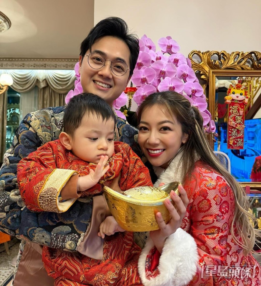 Fred和何雁詩帶Asher拜年,仲幫他變身利是仔。 Fred和何雁詩帶Asher拜年,仲幫他變身利是仔。