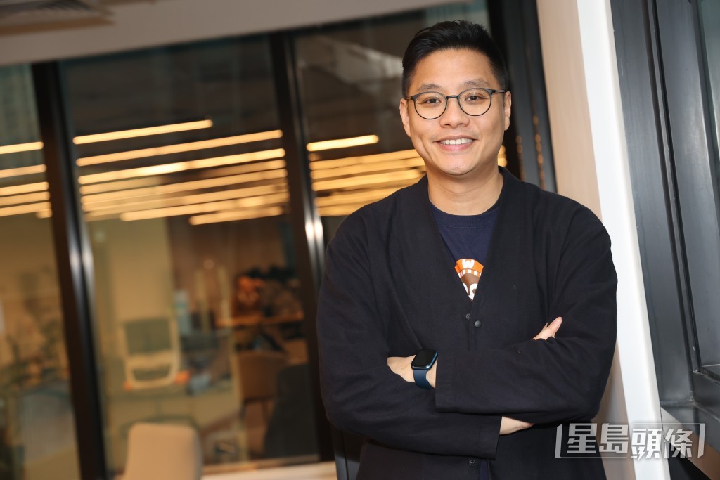 Benny很怕題材太說教，所以用喜劇來包裝。