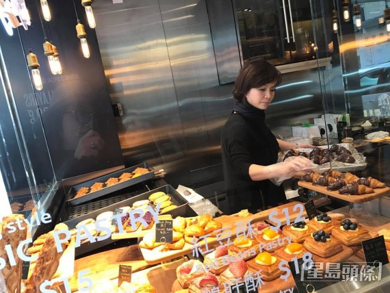 黃寶欣是餅店老闆。 黃寶欣是餅店老闆。
