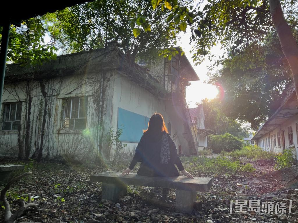梁淑蘭難忘在初次到訪「軍地公立學校」時,遇見美麗的夕陽。 受訪者提供 梁淑蘭難忘在初次到訪「軍地公立學校」時,遇見美麗的夕陽。 受訪者提供