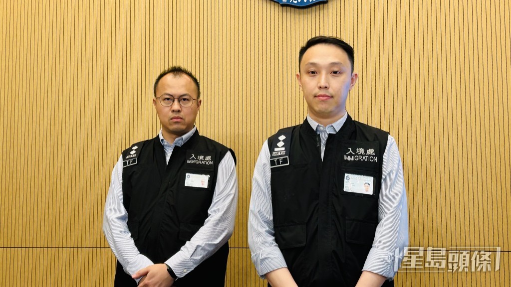 入境處特遣隊副指揮官巫泉傑(圖右)講述行動詳情。